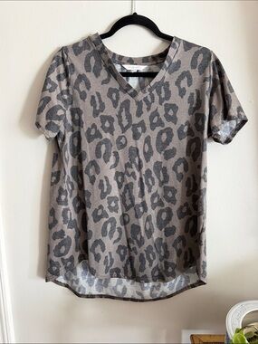 Amaryllis Taupe V-Neck Short Sleeve Leopard Top